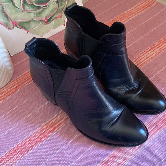 Super Cute DOROTHY GAYNOR booties - Picture 2 of 11